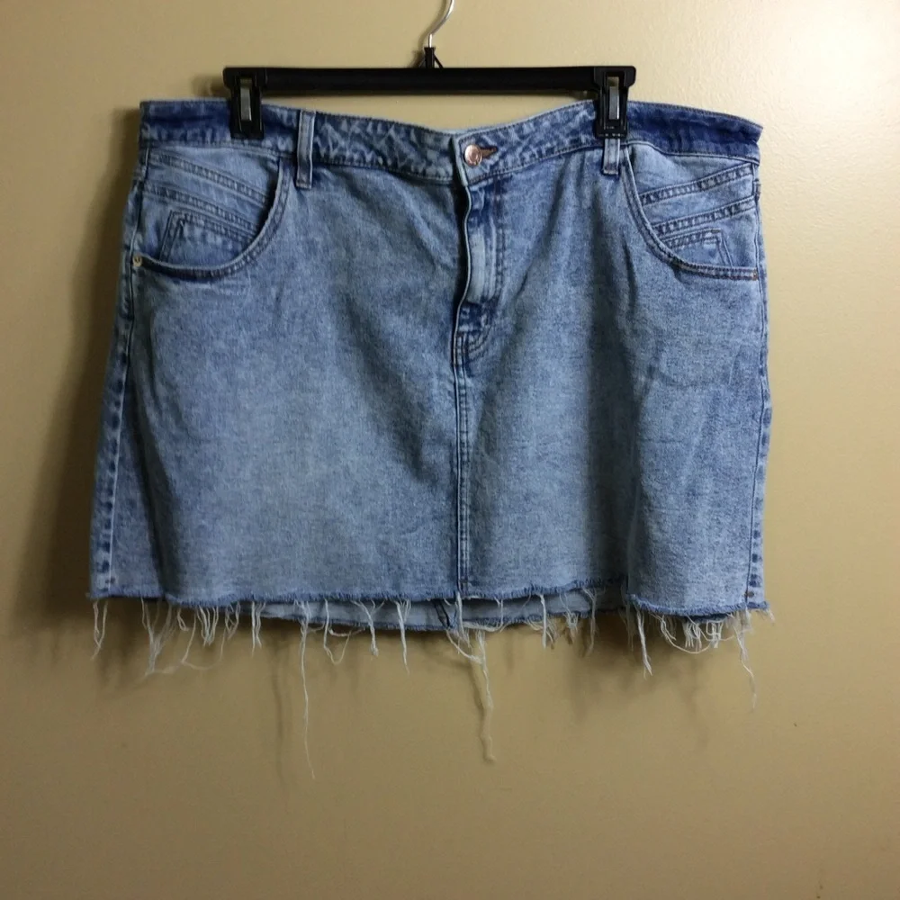 Wild fable, raw ham acid wash denim mini skirt. 24W.